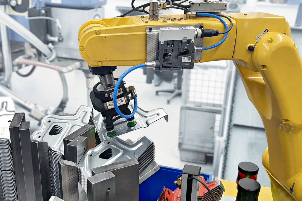 With the help of the lightweight gripper SLG from Schmalz, the robot reliably removes the punched sheet metal individually from the stack.